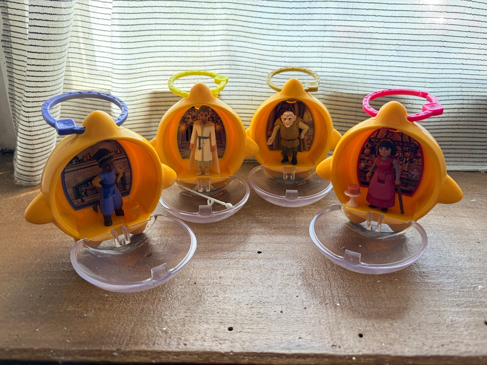 Lot de 4 Boules Surprise Disney Wish avec mini figurines et accessoires 